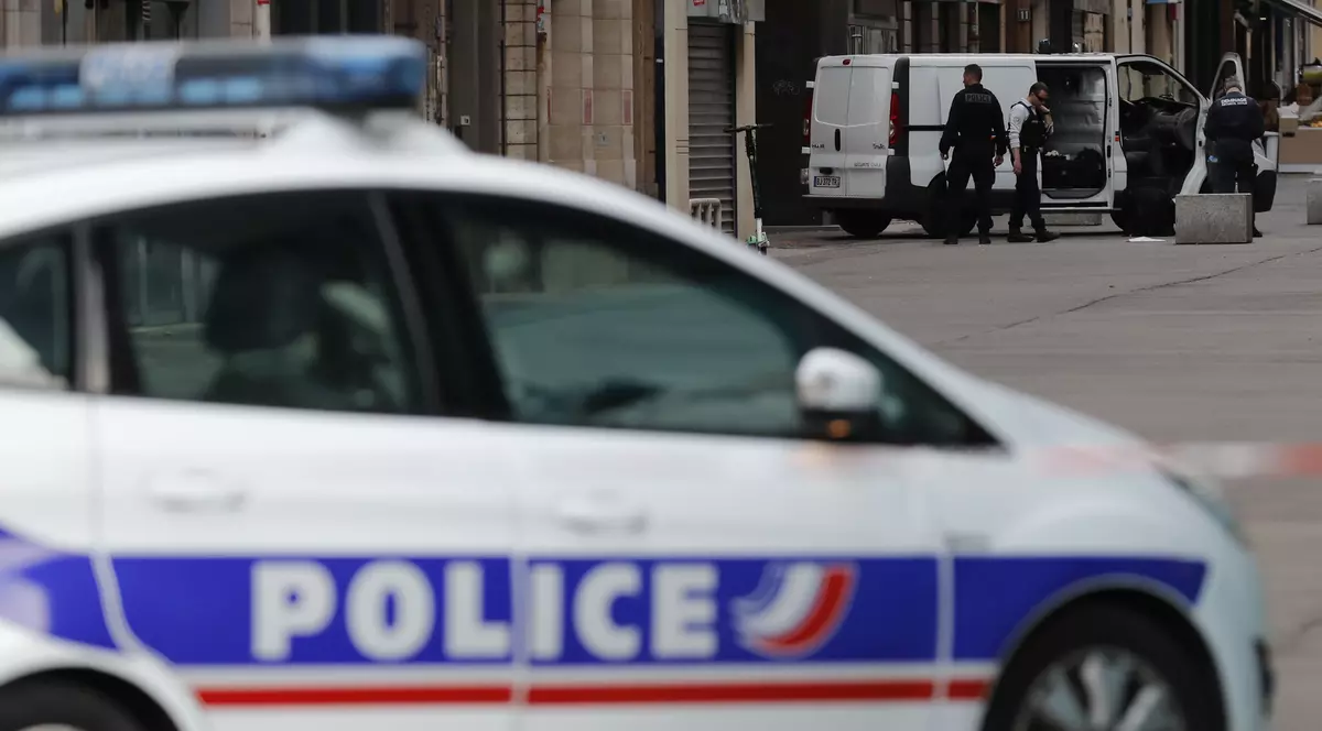 Un francez a fost descoperit cu cadavrul soției într-o valiză, în portbagajul mașinii