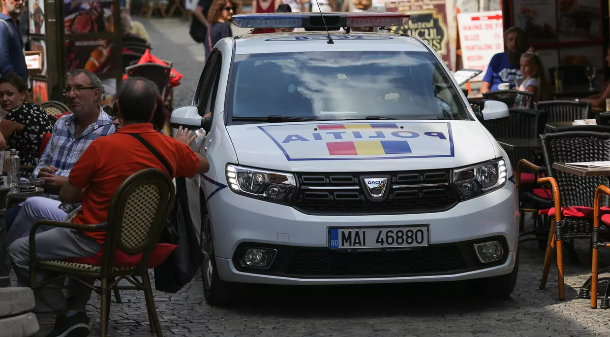 Polițiștii au trecut cu mașina printre oamenii aflați la terase în Centrul Vechi