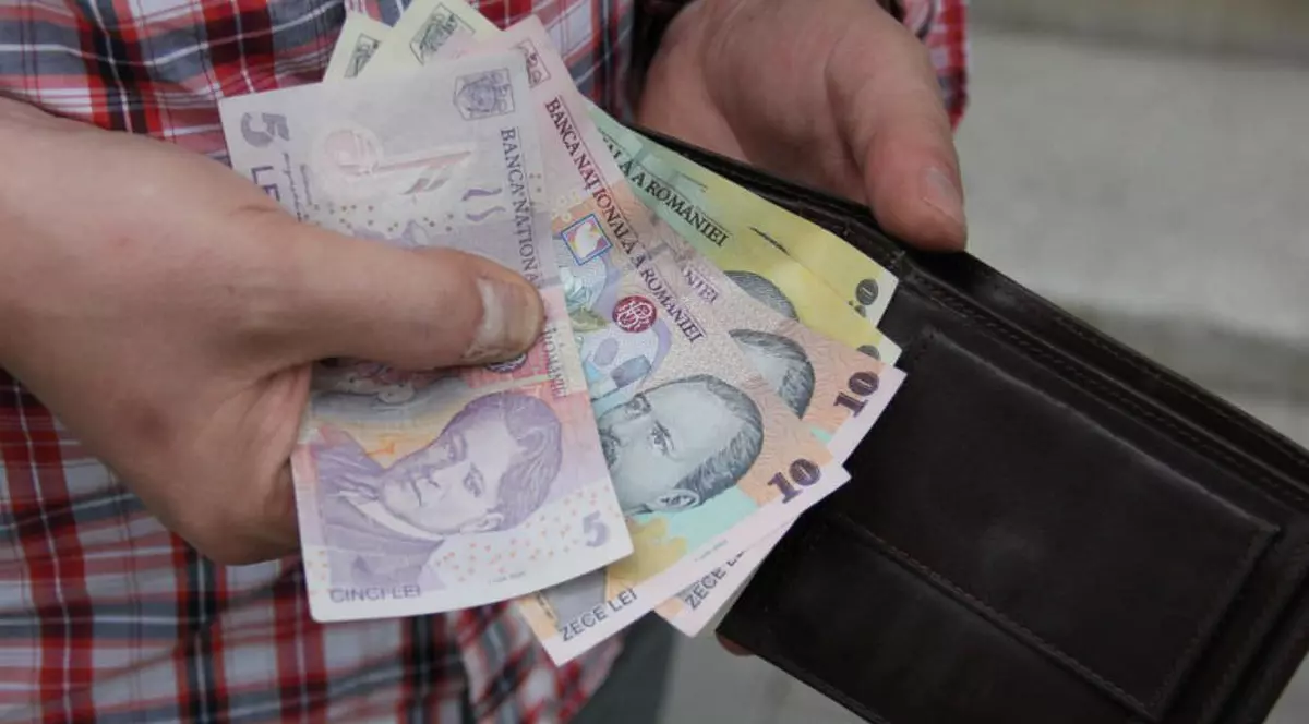 O femeie i-a furat portofelul concubinului. Tatăl ei a sunat la 112 și a spus că este sechestrată