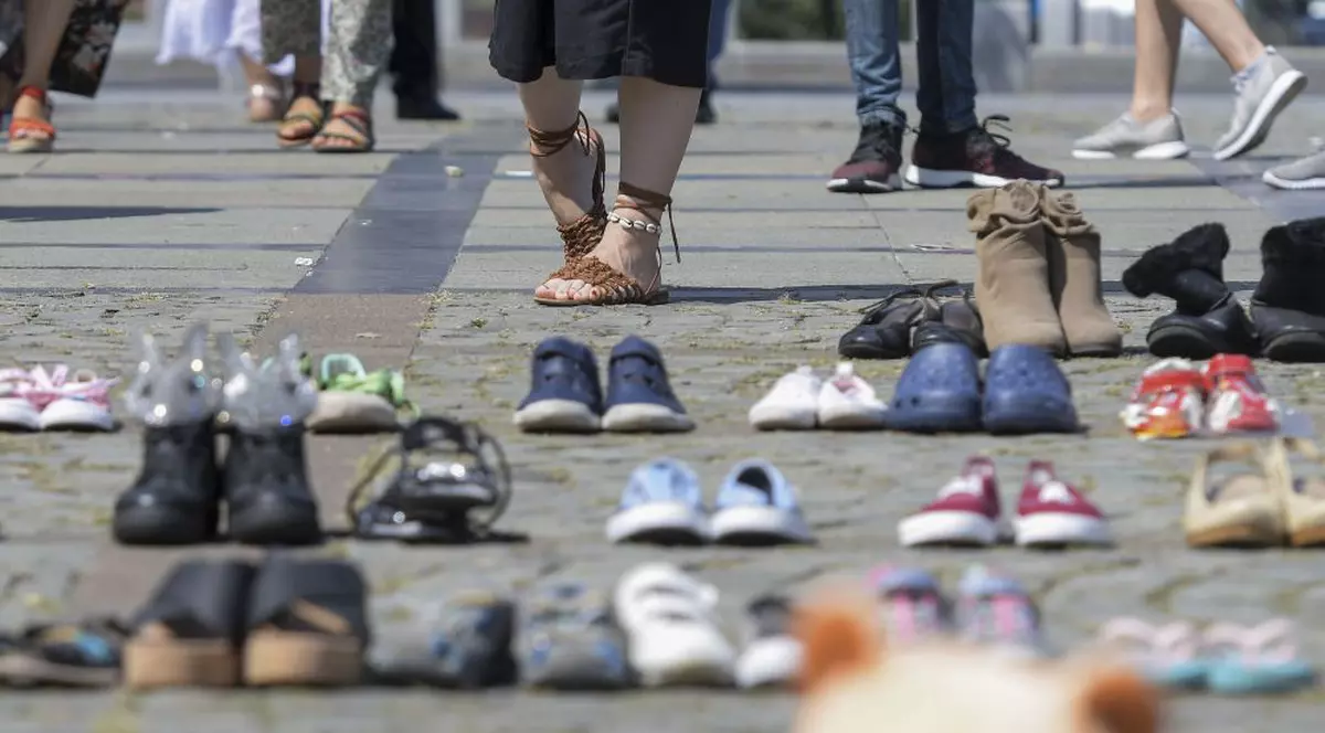 Protest cu încălțăminte în fața MAI, în memoria copiilor dispăruți din România. Evenimentul a început la 11:05, ora la care Alexandra a sunat prima dată la 112