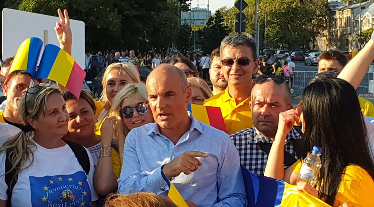 Europarlamentarul Rareș Bogdan, în mijlocul protestatarilor din Piața Victoriei. „Am văzut speranța că lucrurile se vor schimba în bine”