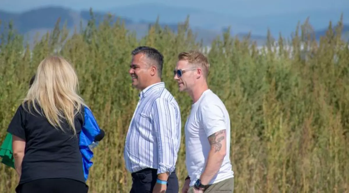 Ronan Keating, primul pasager care a aterizat pe pista Aeroportului Brașov - Ghimbav. Artistul va susține în această seară un recital la "Cerbul de Aur"