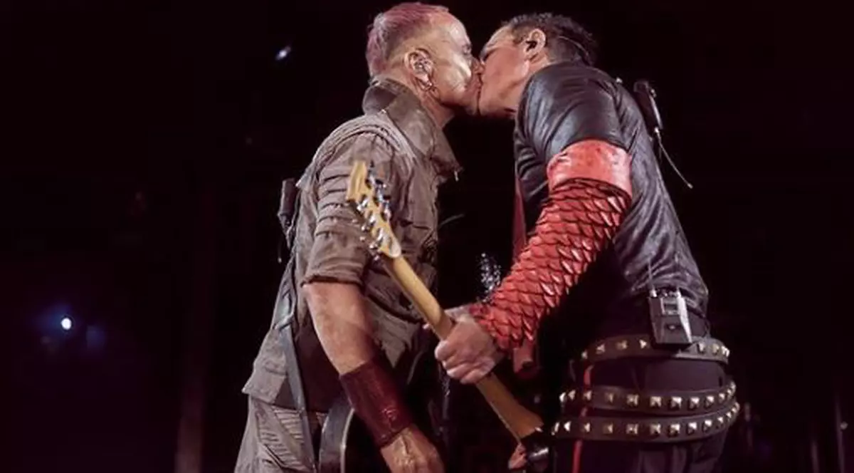 Doi membri ai trupei Rammstein s-au sărutat pe scenă la Moscova