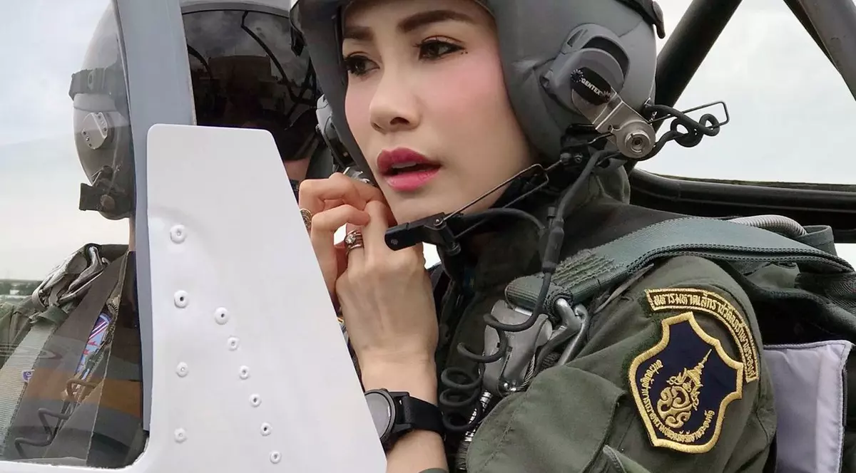 Sineenat Wongvajirapakdi, concubina oficială a Regelui Thailandei FOTO: EPA
