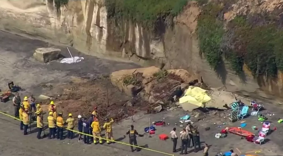 Stâncă prăbușită pe o plajă din California