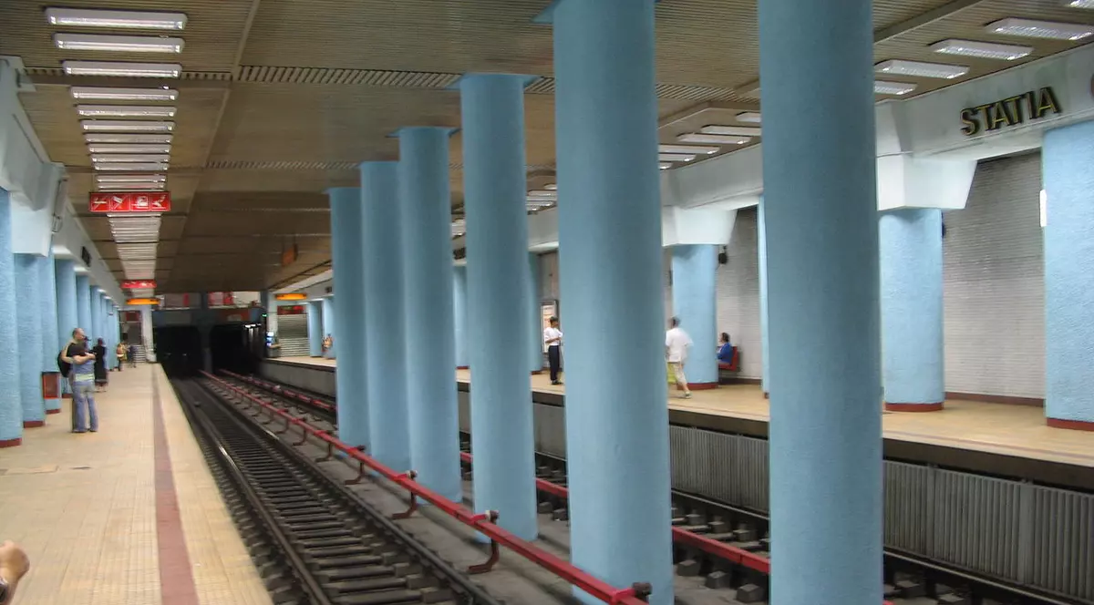 Una din intrările la staţia de metrou Obor, închisă pentru refacerea treptelor de acces. Cât durează restricția