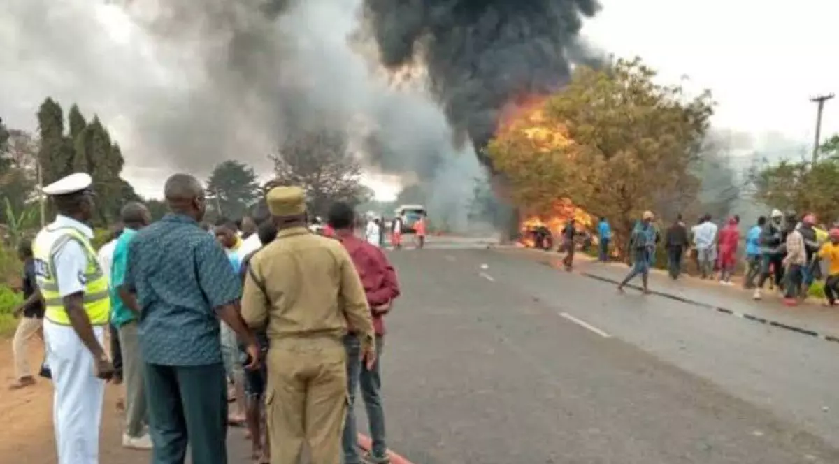 Tragedie în Tanzania: 57 de morţi în explozia unui camion-cisternă (Twitter)
