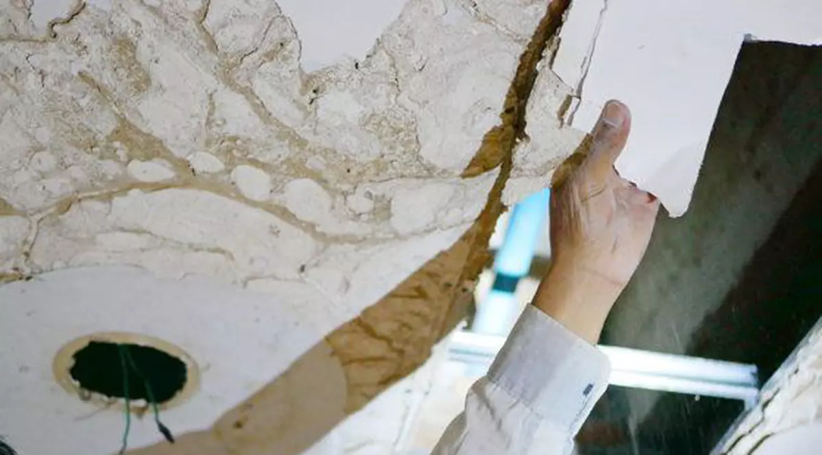 O bucată de tavan al unui magazin din Prahova s-a prăbuşit (foto Mediafax)