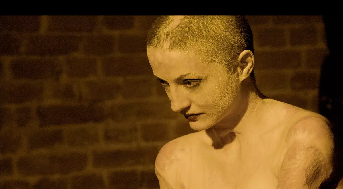 Mariana Oprea, Tedy, este una dintre victimele de la Colectiv, care a acceptat să fie însoțită de echipa filmului în procesul îndelungat de recuperare. Munca la filmul documentar de 109 minute a durat aproape trei ani, peste un an fiind filmările și restul, montajul