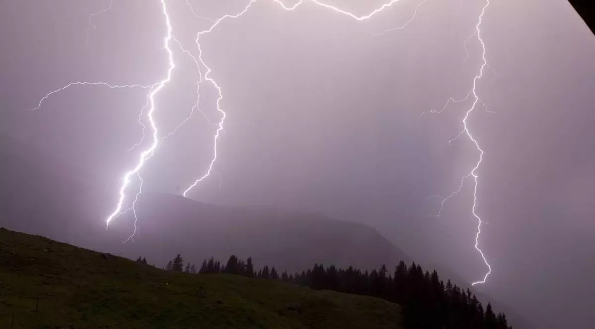 Doi ciobani au fost loviţi de trăsnet în Munţii Călimani. Unul dintre ei a murit