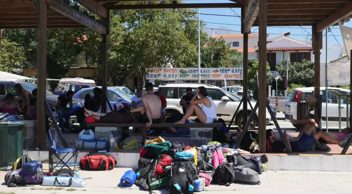 Românii din Samothraki riscă să rămână blocați pe insulă până pe 18 august! Celor care vor să plece mai repede li se sugerează să-și abandoneze mașinile