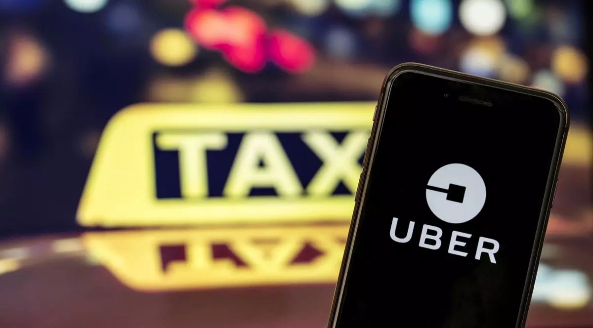 Zeci de amenzi pentru cei care practică transportul alternativ și taximetria în București. Smartphone cu aplicația Uber deschisă și un taxi pe fundal