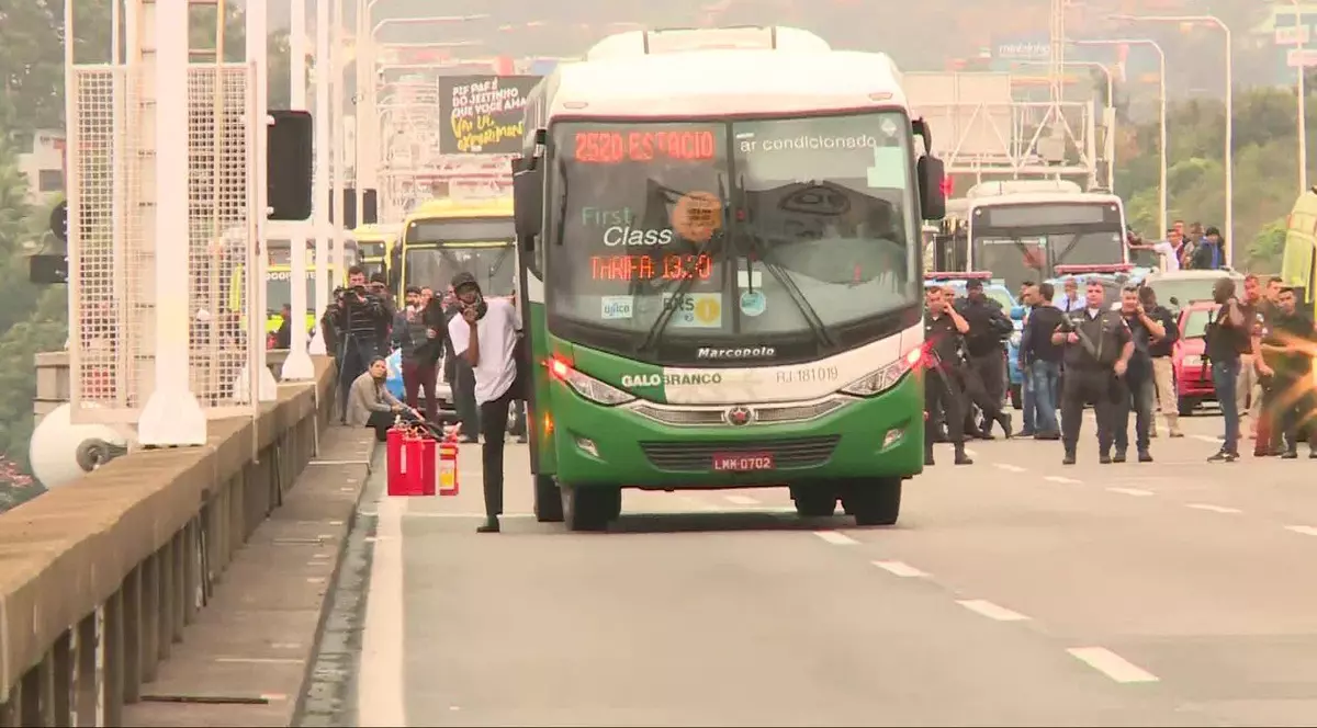 Un bărbat înarmat a luat zeci de ostatici într-un autobuz din Rio de Janeiro