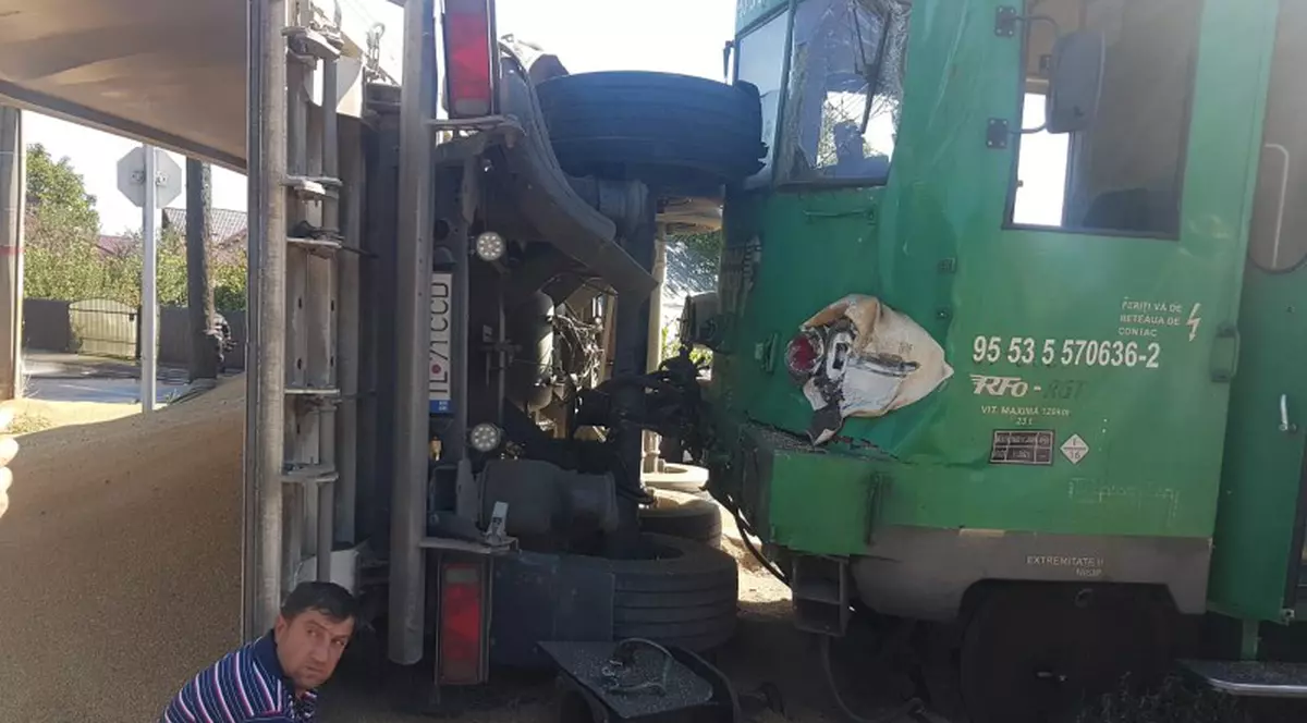 Un tren cu 30 de călători a deraiat în Botoșani după ce a lovit un camion. Imagini șocante cu accidentul VIDEO