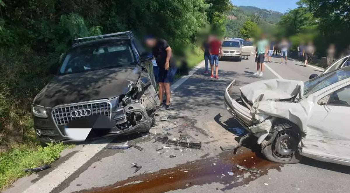 Accident pe Valea Oltului. O femeie gravidă și un copil printre răniți