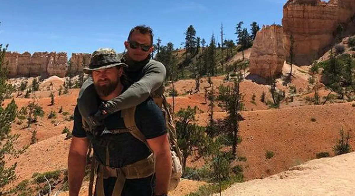 Gestul uimitor făcut de un veteran de război pentru un camarad care și-a pierdut ambele picioare în Afganistan (Instagram)