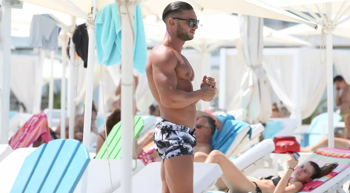 Dorian Popa amână iar aniversarea la piscină. Nu și-a terminat nici acum casa, iar construcția a înghițit 200.000 de euro!