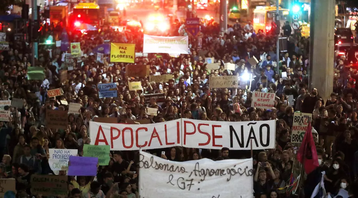 Proteste în mai multe orașe față de lipsa de implicare a guvernului Braziliei în lupta cu incendiile din Amazonia