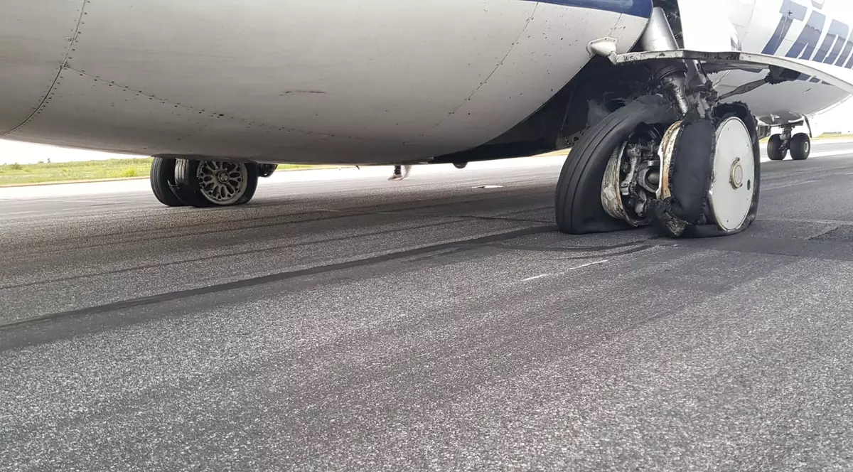 DOCUMENT | Pagube de peste 100.000 de euro la aeronava TAROM căreia i-au explodat cauciucurile. Raportul preliminar al investigatorilor stabileşte că a avut loc „un incident grav de aviaţie civilă”