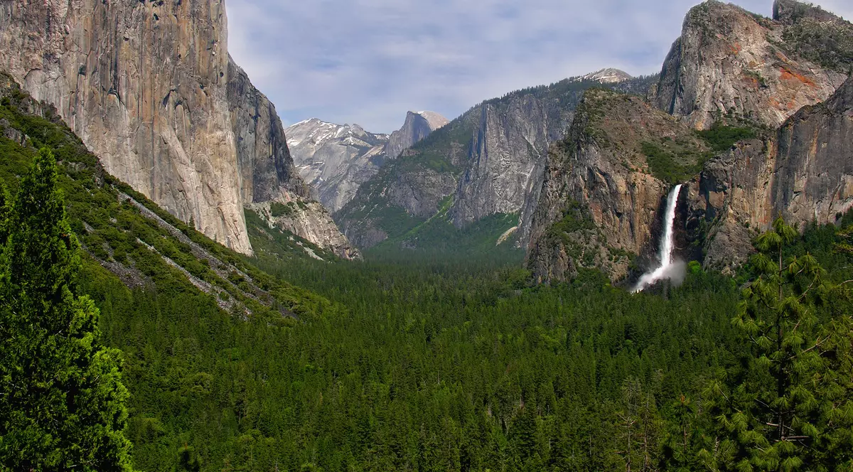 Un român a murit după ce a căzut de pe o stâncă în Parcul Yosemite din SUA