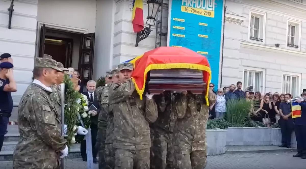 Zsolt Torok a fost înmormântat cu onoruri militare la Arad. Sicriul cu trupul alpinistului, acoperit cu steagul tricolor VIDEO