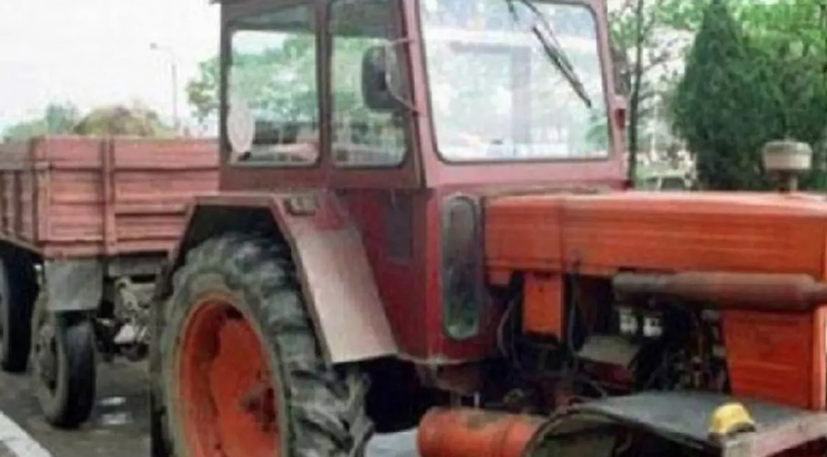 Un copil de 10 ani a fost prins conducând un tractor neînmatriculat pe stradă!