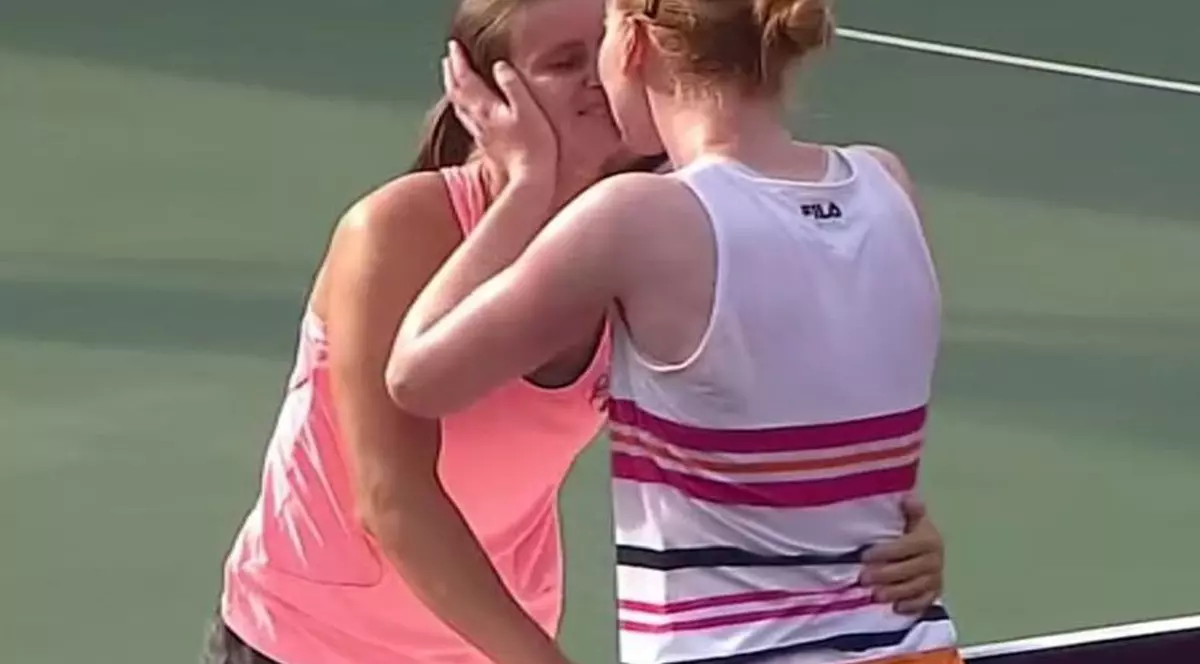 Sorana Cîrstea, în finala turneului de la Tașkent. Sori a pierdut în ultimul act la Van Uytvanck. Belgianca a sărbătorit cu iubita