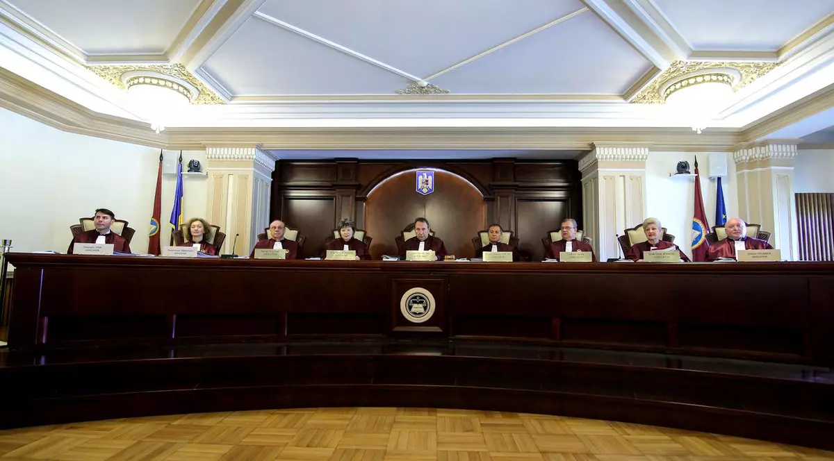 CCR: Bărbatul condamnat care are copil mai mic de un an beneficiază de amânarea executării pedepsei