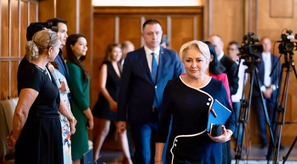 Criza politică continuă. PSD nu se grăbeşte să vină cu un nou Guvern, în Parlament, şi aşteaptă decizia CCR pe conflictul premier-preşedinte