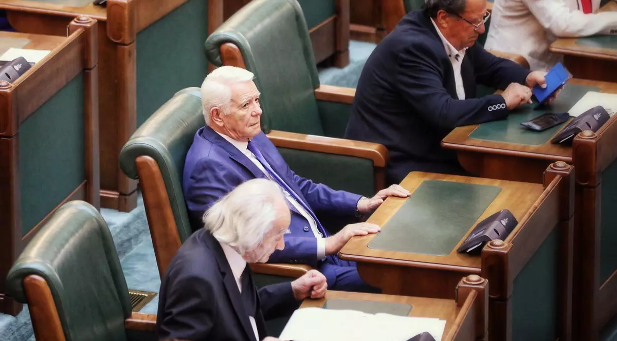 UPDATE | Teodor Meleşcanu este noul preşedinte al Senatului. Călin Popescu Tăriceanu anunță că atacă la CCR votul