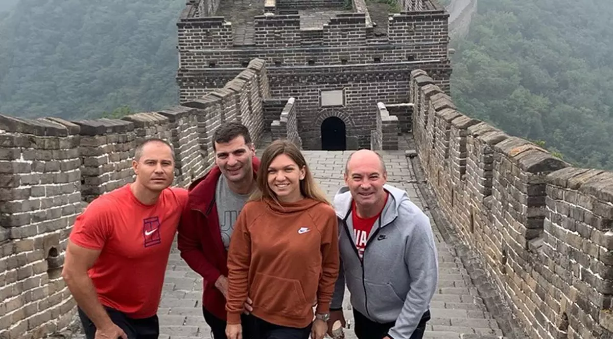 Simona Halep a ales să-și serbeze cei 28 de ani pe care i-a împlinit ieri pe Marele Zid chinezesc. Însoțită de staff, dar și de prietenul său, Toni Iuruc, Simona a petrecut câteva ore pe impozanta construcție asiatică.