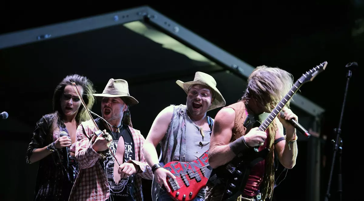 Spectacol pe scena Retro Music Festival 2019. Gestul făcut de unul dintre componenții trupei Rednex în fața tuturor