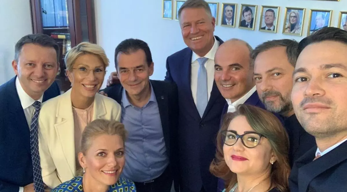 FOTO | Klaus Iohannis, şedinţă de campanie, în Modrogan, cu liderii PNL