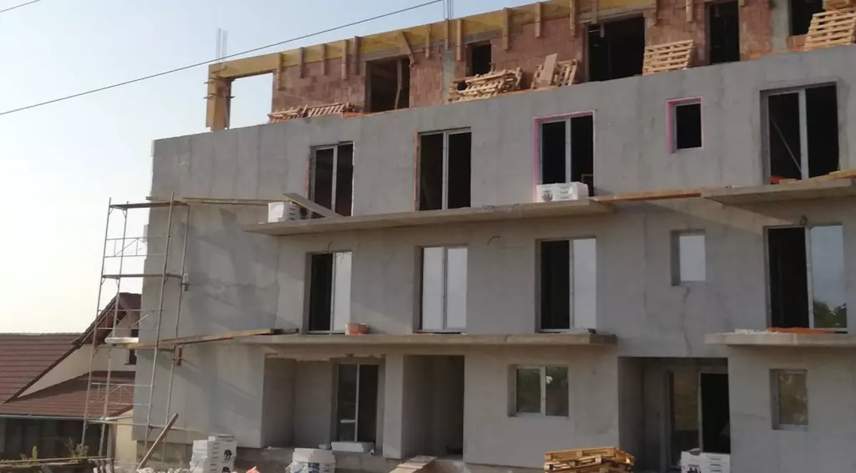 Muncitor electrocutat la Alba Iulia, în timp ce lucra la un bloc în construcție, aflat lângă liniile de înaltă tensiune