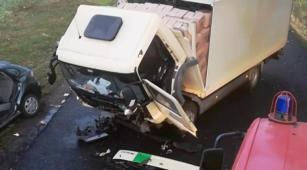 Un cetățean israelian a murit pe un drum din Neamț după ce a intrat cu mașina într-un camion