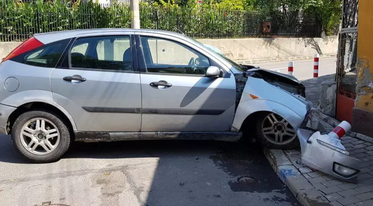 Un șofer din Iași a făcut accident și a dat vina pe o pisică. S-a ales și cu dosar penal