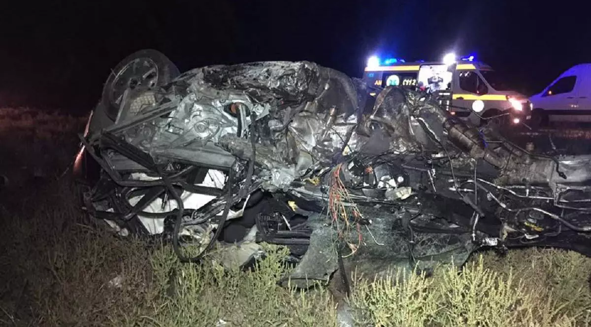Un militar a murit lângă Lugoj, după ce mașina sa a fost lovită de un TIR. Bucăți din autoturism au fost împrăștiate pe o rază de 50 de metri