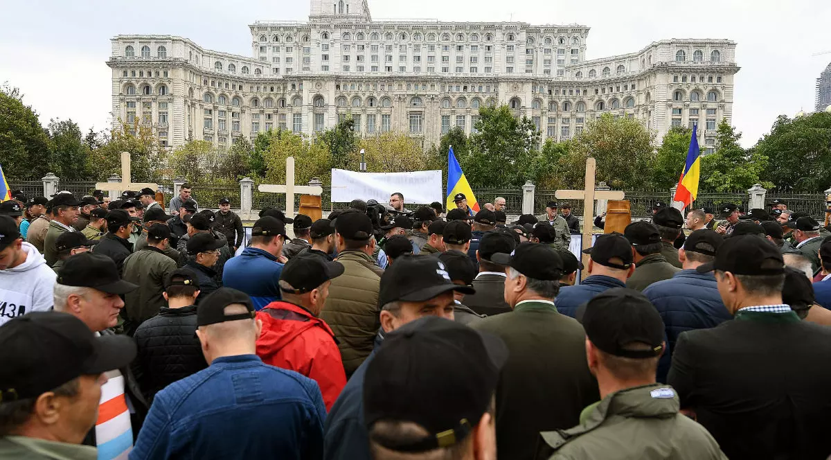 Silvicultorii au adus capace de sicriu în faţa Parlamentului, pentru a aminti de pădurarii ucişi. Cer arme şi statut de poliţişti