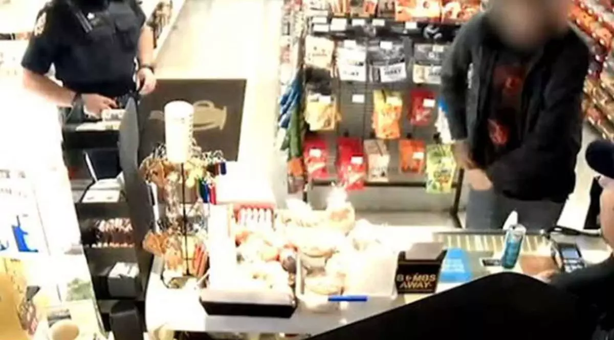 A încercat să plătească cu un card furat și a fost prins de poliție