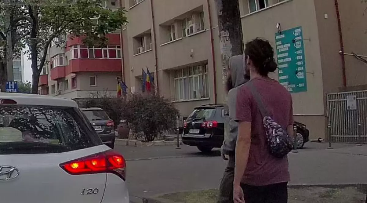 Imagini șocante surprinse în traficul din Bucureşti | Doi tineri au lovit pasagerul unei mașini aflate la semafor