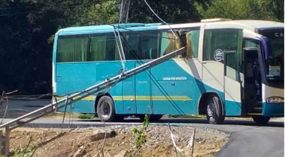 Un stâlp a căzut peste un autocar plin cu elevi care făceau naveta spre Baia Mare. Șoferul a agățat cablurile de telefonie fixă dintr-o localitate maramureșeană