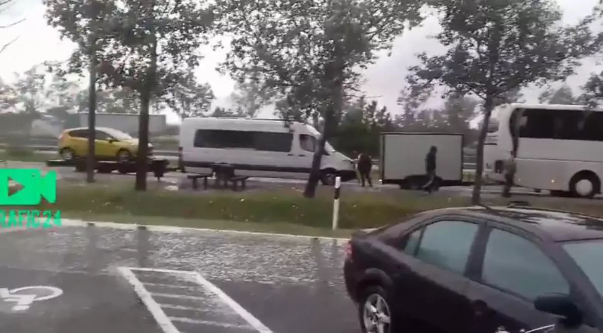 Șofer român în Ungaria, filmat în timp ce conduce autocarul cu remorcă, legată de un microbuz și o platformă cu un autoturism