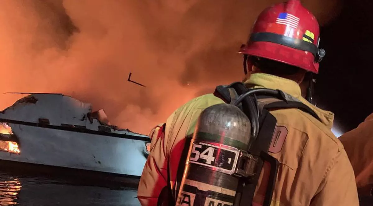Incendiu puternic pe o barcă, în largul coastei Californiei