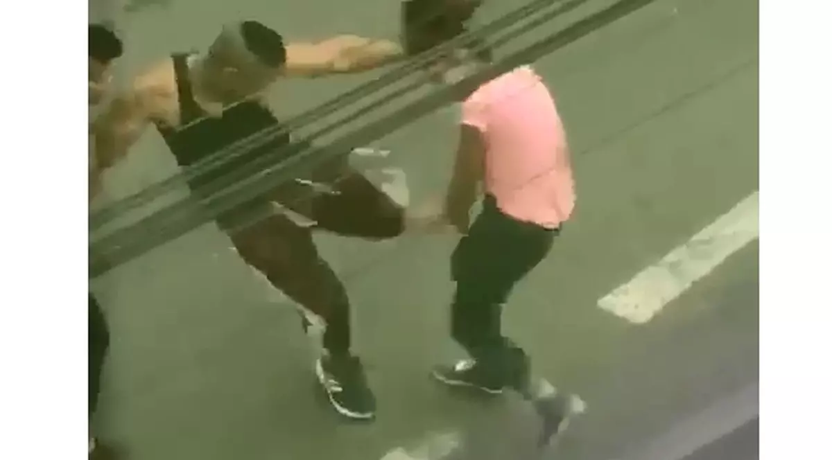 O tânără a fost snopită în bătaie pe o stradă din Sibiu! Agresorul a ținut-o de păr și a lovit-o cu piciorul