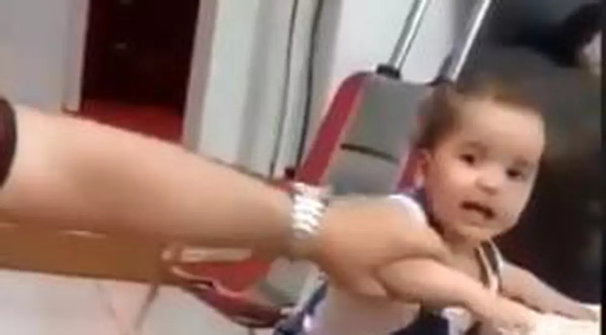 Un bărbat din Arabia Saudită și-a luat fetița la bătaie pentru că nu învăța să meargă