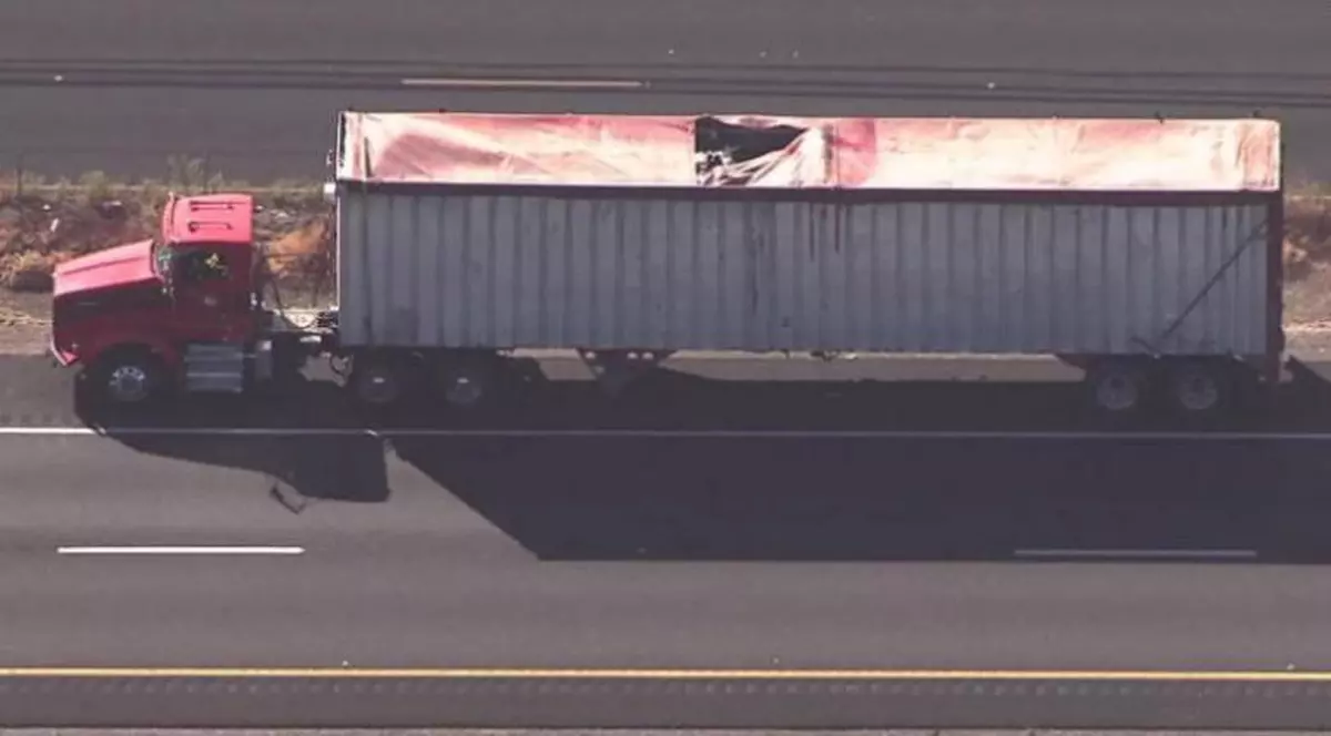 O parașutistă a murit după ce a căzut peste un TIR aflat în mers, pe o autostradă din California. Femeia avea 28 de ani și 155 de sărituri la activ