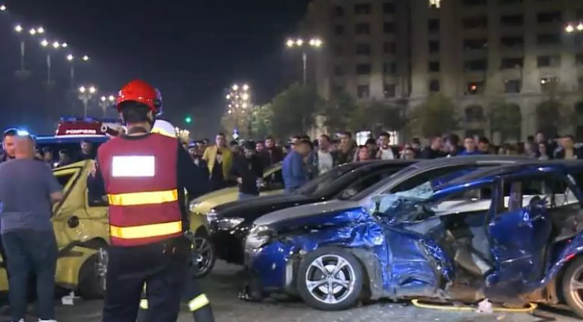 VIDEO | Carambol cu 6 mașini în Piața Constituției, provocat de doi șoferi care s-ar fi luat la întrecere. Șase persoane au fost rănite, una fiind în stare gravă
