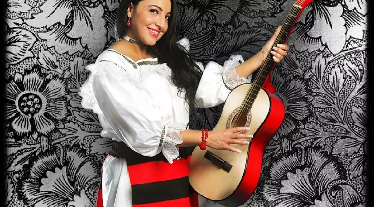 Solista de muzică de petrecere Cristina Anghel, alias KristYana, s-a măritat. Neamurile au venit la București îmbrăcate în costume oșenești