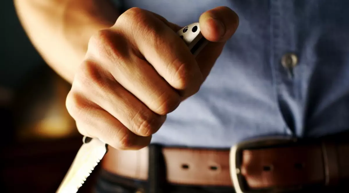 Un băiat român de numai 10 ani a fost atacat cu cuțitul de un asiatic. Micuțul riscă să rămână fără o mână