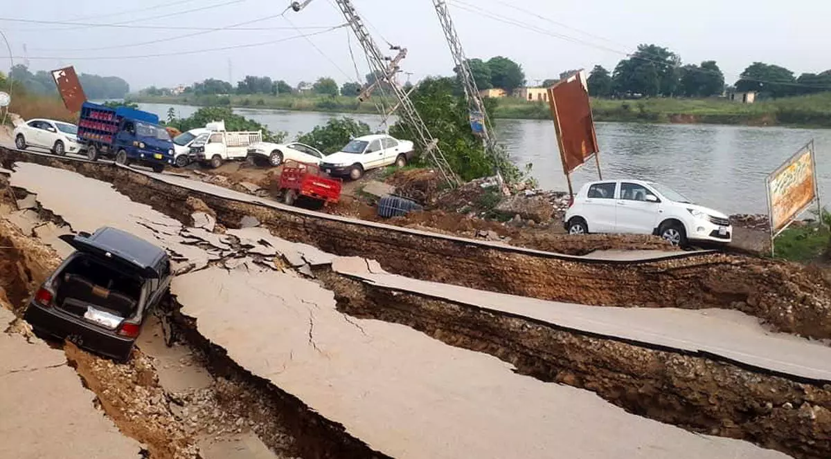 UPDATE | Imagini de groază după un cutremur de 5,8 grade în Pakistan! 37 de oameni și-au pierdut viața